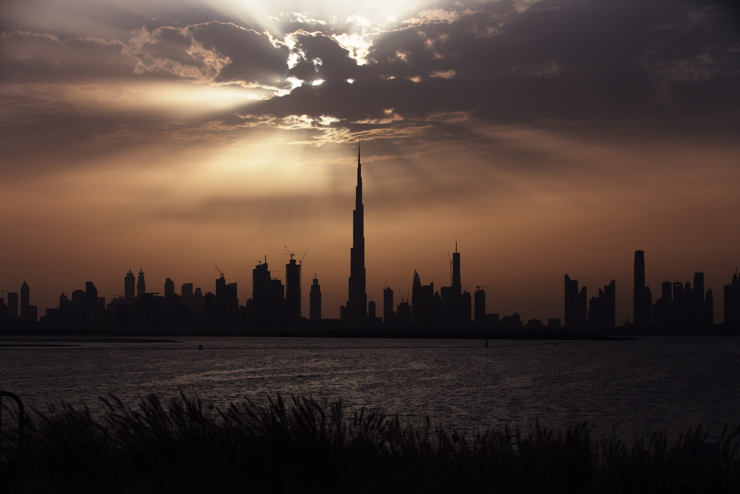Best eSIM for UAE 2026: Airalo, Holafly, Saily, Etisalat tourist SIM compared